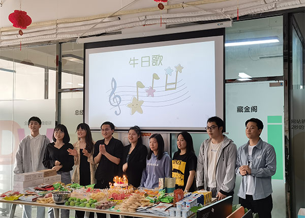 相親相愛一家親，祝深度網(wǎng)家人們生日快樂!